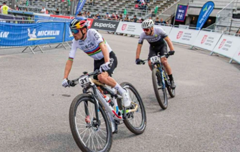 Tom Pidcock hlásí rychlý návrat a jeho start v Novém Městě je reálný